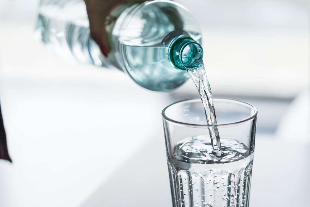 uống nhiều nước tốt cho người mắc bệnh gout